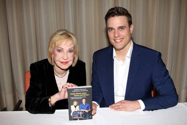 Entertainment Themen der Woche KW44 Entertainment Bilder des Tages Dagmar Berghoff und Constantin Schreiber bei der Präsentation von ihrem gemeinsamen Buch Guten Abend, meine Damen und Herren am 3.11.2022 im Elysee Hotel in Hamburg. Buchpremiere von Dagmar Berghoff und Constantin Schreiber in Hamburg *** Dagmar Berghoff and Constantin Schreiber at the presentation of their joint book Guten Abend, meine Damen und Herren (Good Evening, Ladies and Gentlemen) on 3 11 2022 at the Elysee Hotel in Hamburg Book premiere by Dagmar Berghoff and Constantin Schreiber in Hamburg 