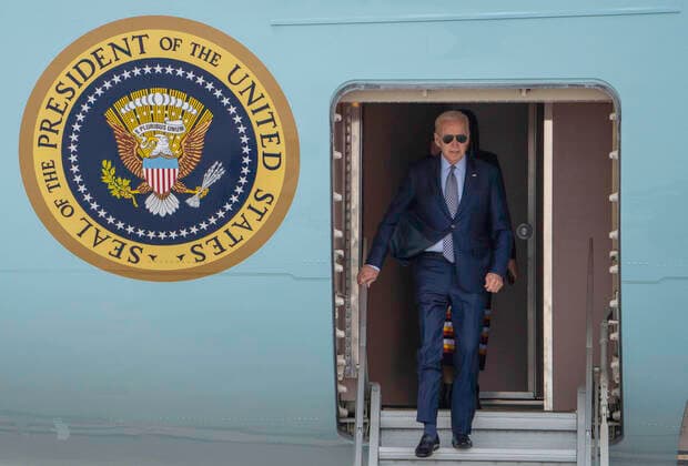 November 3, 2022, Albuquerque, New Mexico, USA: .President Joe Biden makes a stop in Albuquerque to campaign for Gov. Michelle Luan Grisham Thursday afternoon. Pictured is the President walking out of Air Force One. .Albuquerque, New Mexico Albuquerque Journal Albuquerque USA - ZUMAab1_ 20221103_zaf_ab1_012 Copyright: xRobertoxE.xRosalesx