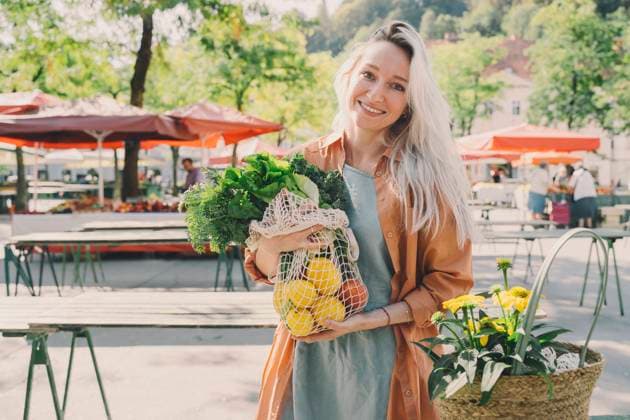 Smiling woman with fresh vegetables in mesh bag at market model released, Symbolfoto, NDEF00010