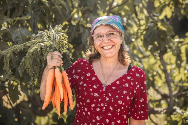 Happy woman holding bunch of fresh carrots in farm model released, Symbolfoto, PCLF00171