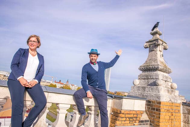 News Themen der Woche KW44 Baustart für neues Naturkundemuseum im Bowlingtreff Der Bau des Naturkundemuseums Leipzig im früheren Bowlingtreff am Wilhelm-Leuschner-Platz wird konkret: Nach Abschluss der Vorplanungen soll es im März des kommenden Jahres mit den ersten Arbeiten losgehen. Das geht aus der Dienstberatung des Oberbürgermeisters hervor. Der Stadtrat muss den 975.000 Euro kostenden Entkernungsmaßnahmen am Bestandsgebäude noch zustimmen. Eine Visualisierung des beauftragten Leipziger Architekturbüros W&V Architekten zeigt zudem, wie das Gebäude künftig aussieht, das bis 2029 eröffnet werden soll. Hier Dr Skadi Jennicke und Ronny Maik Leder *** Start of construction for new natural history museum in the bowling alley The construction of the Leipzig