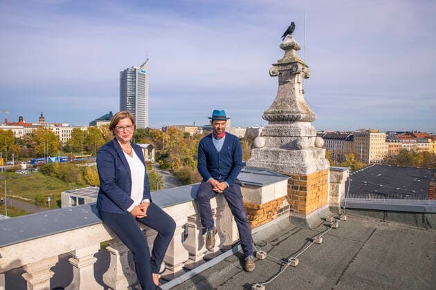 Baustart für neues Naturkundemuseum im Bowlingtreff Der Bau des Naturkundemuseums Leipzig im früheren Bowlingtreff am Wilhelm-Leuschner-Platz wird konkret: Nach Abschluss der Vorplanungen soll es im März des kommenden Jahres mit den ersten Arbeiten losgehen. Das geht aus der Dienstberatung des Oberbürgermeisters hervor. Der Stadtrat muss den 975.000 Euro kostenden Entkernungsmaßnahmen am Bestandsgebäude noch zustimmen. Eine Visualisierung des beauftragten Leipziger Architekturbüros W&V Architekten zeigt zudem, wie das Gebäude künftig aussieht, das bis 2029 eröffnet werden soll. Hier Dr Skadi Jennicke und Ronny Maik Leder
