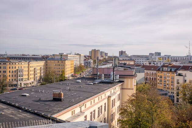 Baustart für neues Naturkundemuseum im Bowlingtreff Der Bau des Naturkundemuseums Leipzig im früheren Bowlingtreff am Wilhelm-Leuschner-Platz wird konkret: Nach Abschluss der Vorplanungen soll es im März des kommenden Jahres mit den ersten Arbeiten losgehen. Das geht aus der Dienstberatung des Oberbürgermeisters hervor. Der Stadtrat muss den 975.000 Euro kostenden Entkernungsmaßnahmen am Bestandsgebäude noch zustimmen. Eine Visualisierung des beauftragten Leipziger Architekturbüros W&V Architekten zeigt zudem, wie das Gebäude künftig aussieht, das bis 2029 eröffnet werden soll. Hier Dr Skadi Jennicke und Ronny Maik Leder
