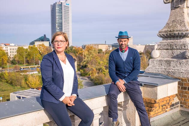Baustart für neues Naturkundemuseum im Bowlingtreff Der Bau des Naturkundemuseums Leipzig im früheren Bowlingtreff am Wilhelm-Leuschner-Platz wird konkret: Nach Abschluss der Vorplanungen soll es im März des kommenden Jahres mit den ersten Arbeiten losgehen. Das geht aus der Dienstberatung des Oberbürgermeisters hervor. Der Stadtrat muss den 975.000 Euro kostenden Entkernungsmaßnahmen am Bestandsgebäude noch zustimmen. Eine Visualisierung des beauftragten Leipziger Architekturbüros W&V Architekten zeigt zudem, wie das Gebäude künftig aussieht, das bis 2029 eröffnet werden soll. Hier Dr Skadi Jennicke und Ronny Maik Leder