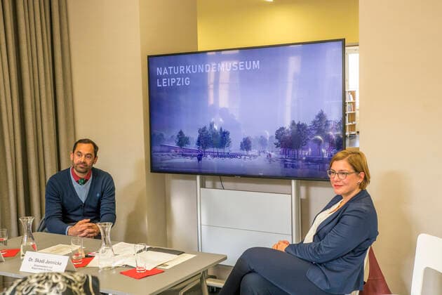 Baustart für neues Naturkundemuseum im Bowlingtreff Der Bau des Naturkundemuseums Leipzig im früheren Bowlingtreff am Wilhelm-Leuschner-Platz wird konkret: Nach Abschluss der Vorplanungen soll es im März des kommenden Jahres mit den ersten Arbeiten losgehen. Das geht aus der Dienstberatung des Oberbürgermeisters hervor. Der Stadtrat muss den 975.000 Euro kostenden Entkernungsmaßnahmen am Bestandsgebäude noch zustimmen. Eine Visualisierung des beauftragten Leipziger Architekturbüros W&V Architekten zeigt zudem, wie das Gebäude künftig aussieht, das bis 2029 eröffnet werden soll. Hier Dr Skadi Jennicke und Ronny Maik Leder