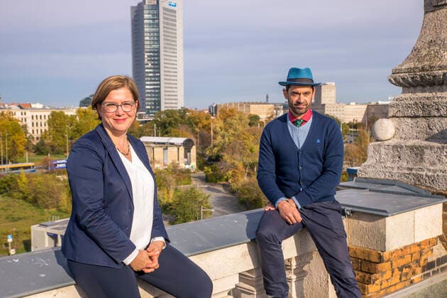 Baustart für neues Naturkundemuseum im Bowlingtreff Der Bau des Naturkundemuseums Leipzig im früheren Bowlingtreff am Wilhelm-Leuschner-Platz wird konkret: Nach Abschluss der Vorplanungen soll es im März des kommenden Jahres mit den ersten Arbeiten losgehen. Das geht aus der Dienstberatung des Oberbürgermeisters hervor. Der Stadtrat muss den 975.000 Euro kostenden Entkernungsmaßnahmen am Bestandsgebäude noch zustimmen. Eine Visualisierung des beauftragten Leipziger Architekturbüros W&V Architekten zeigt zudem, wie das Gebäude künftig aussieht, das bis 2029 eröffnet werden soll. Hier Dr Skadi Jennicke und Ronny Maik Leder