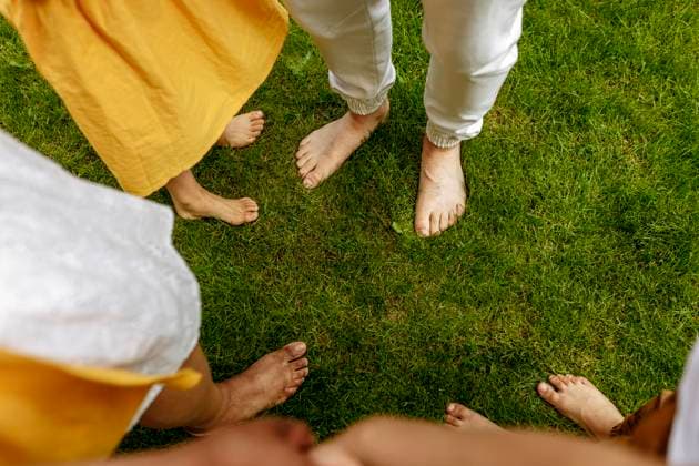 Feet of parents and children on grass model released, Symbolfoto property released, VIVF00056