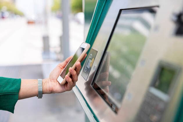 IMAGO Creative: Business, Innovative Technologie-Lösungen Hand of woman scanning on ticket machine with smart phone model released, Symbolfoto, WPEF06532
