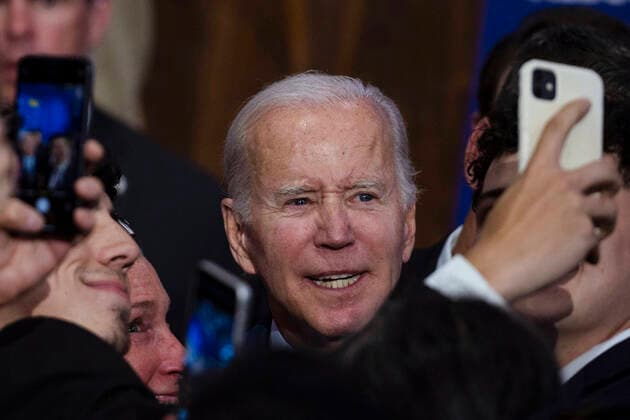 News Bilder des Tages November 3, 2022, USA: Supporters take photos with President Joe Biden during a Democratic rally held at the Ted M. Gallegos Community Center in southwest Albuquerque, N.M., on Thursday, Nov. 3, 2022. USA - ZUMAab1_ 20221103_zaf_ab1_041 Copyright: xAlbuquerquexJournalx