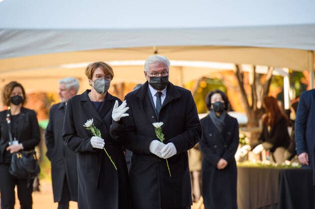 News Themen der Woche KW44 News Bilder des Tages November 4, 2022, Seoul, South Korea: German President Frank-Walter Steinmeier and his wife Elke Büdenbender visit a joint memorial altar for victims of the deadly Halloween crowd surge, outside the city hall in Seoul. At least 156 people, mostly in their 20s, were killed in a deadly crowd surge during the Halloween celebrations in the popular nightlife district of Itaewon on 29 October night. Seoul South Korea - ZUMAs197 20221104_zaa_s197_003 Copyright: xKimxJae-Hwanx