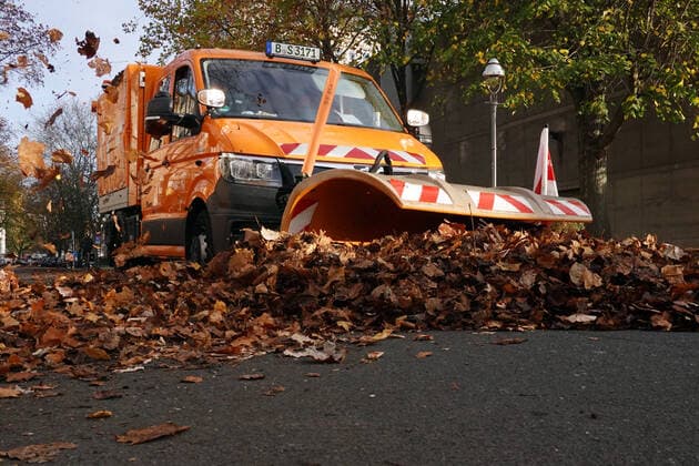 31.10.2022, Berlin, GER - Kehrfahrzeug der Berliner Stadtreinigung befreit eine Strasse vom Herbstlaub. (Alltag, Arbeit, arbeiten, Arbeitsalltag, Arbeitsplatz, Arbeitswelt, aussen, Aussenaufnahme, Berlin, Berliner Stadtreinigung, Beruf, Berufsleben, Berufswelt, Beschaeftigung, BSR, deutsch, Deutschland, Europa, europaeisch, Gesellschaft, Herbst, Herbstblaetter, Herbstlaub, herbstlich, Jahreszeit, Job, Kehrfahrzeug, Laub, QF, Querformat, reinigen, Reinigung, saeubern, Saeuberung, Sauberkeit, staatlich, Stadt, Stadtleben, Stadtreinigung, Strasse, Strassendienst, Strassenreinigung, Strassenszene, Westeuropa, Wirtschaft) 221031D281BERLIN.JPG *** 31 10 2022, Berlin, GER Sweeper vehicle of the Berliner Stadtreinigung clears a street of autumn le