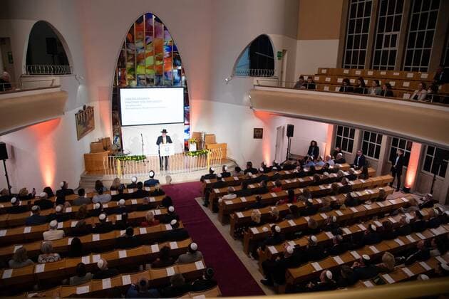 Oberrabbiner Pinchas GOLDSCHMIDT, Vorsitzender der europaeischen Rabbinerkonferenz, bei seiner Ansprache, Verleihung der Josef Neuberger-Medaille 2022 der juedischen Gemeinde Duesseldorf an Hans Joachim Watzke, 03.11.2022