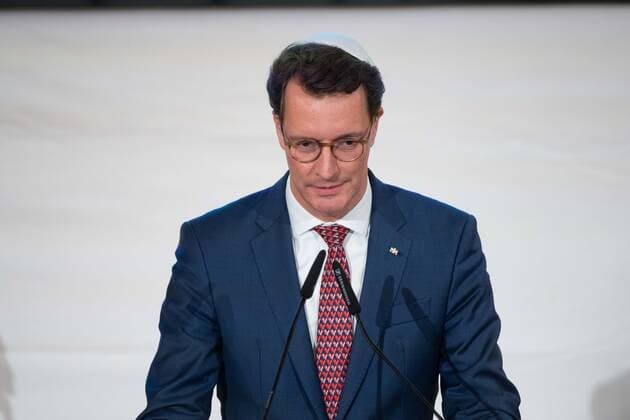 Hendrik WUEST, Wüst, CDU, Ministerpraesident des Landes Nordrhein-Westfalen, spricht die Laudatio, Verleihung der Josef Neuberger-Medaille 2022 der juedischen Gemeinde Duesseldorf an Hans Joachim Watzke, 03.11.2022