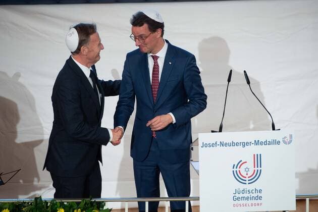 von links: Preistraeger Hans Joachim WATZKE, dankt Hendrik WUEST, Wüst, CDU, Ministerpraesident des Landes Nordrhein-Westfalen, fuer seine Laudatio, Verleihung der Josef Neuberger-Medaille 2022 der juedischen Gemeinde Duesseldorf an Hans Joachim Watzke, 03.11.2022