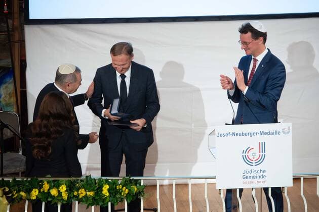 von links: Dr. Adrian FLOHR, Vorsitzender des Gemeinderats, ueberreicht Preistraeger Hans Joachim WATZKE, die Josef Neuberger-Medaille, rechts applaudiert Hendrik WUEST, Wüst, CDU, Ministerpraesident des Landes Nordrhein-Westfalen, Verleihung der Josef Neuberger-Medaille 2022 der juedischen Gemeinde Duesseldorf an Hans Joachim Watzke, 03.11.2022