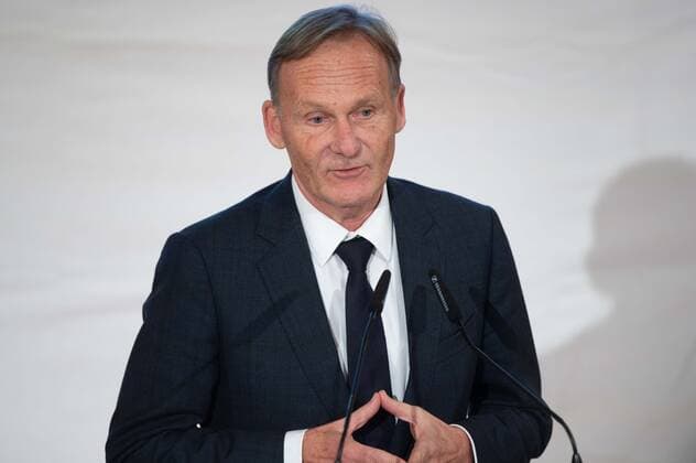 Preistraeger Hans Joachim WATZKE spricht Dankesworte, Verleihung der Josef Neuberger-Medaille 2022 der juedischen Gemeinde Duesseldorf an Hans Joachim Watzke, 03.11.2022