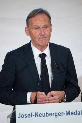 Preistraeger Hans Joachim WATZKE spricht Dankesworte, Verleihung der Josef Neuberger-Medaille 2022 der juedischen Gemeinde Duesseldorf an Hans Joachim Watzke, 03.11.2022