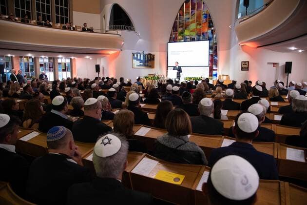 Preistraeger Hans Joachim WATZKE spricht Dankesworte, Verleihung der Josef Neuberger-Medaille 2022 der juedischen Gemeinde Duesseldorf an Hans Joachim Watzke, 03.11.2022
