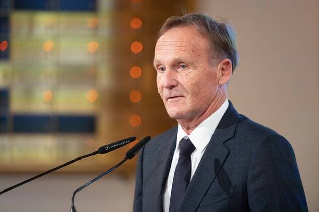 Preistraeger Hans Joachim WATZKE spricht Dankesworte, Verleihung der Josef Neuberger-Medaille 2022 der juedischen Gemeinde Duesseldorf an Hans Joachim Watzke, 03.11.2022