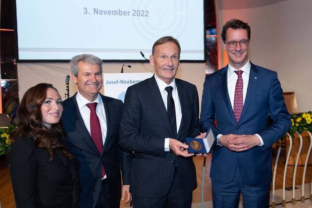 News Themen der Woche KW44 von links: Julia BLUEM, Vorstandsmitglied der Gemeinde, Dr. Oded HOROWITZ, Vorsitzender der juedischen Gemeinde Duesseldorf, Preistraeger Hans Joachim WATZKE, mit der Josef-Neuberger-Medaille, Hendrik WUEST, Wüst, CDU, Ministerpraesident des Landes Nordrhein-Westfalen, Verleihung der Josef Neuberger-Medaille 2022 der juedischen Gemeinde Duesseldorf an Hans Joachim Watzke, 03.11.2022 *** from left Julia BLUEM, member of the board of the community, Dr Oded HOROWITZ, chairman of the Jewish community Duesseldorf, award winner Hans Joachim WATZKE, with the Josef Neuberger Medal, Hendrik WUEST, Wüst, CDU, State Premier of North Rhine Westphalia, award of the Josef Neuberger Medal 2022 of the Jewish community Duesseldorf to Hans Joachim Watzke
