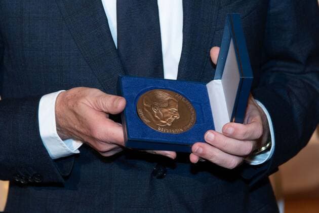 Preistraeger Hans Joachim WATZKE, mit der Josef-Neuberger-Medaille, Detail, Verleihung der Josef Neuberger-Medaille 2022 der juedischen Gemeinde Duesseldorf an Hans Joachim Watzke, 03.11.2022