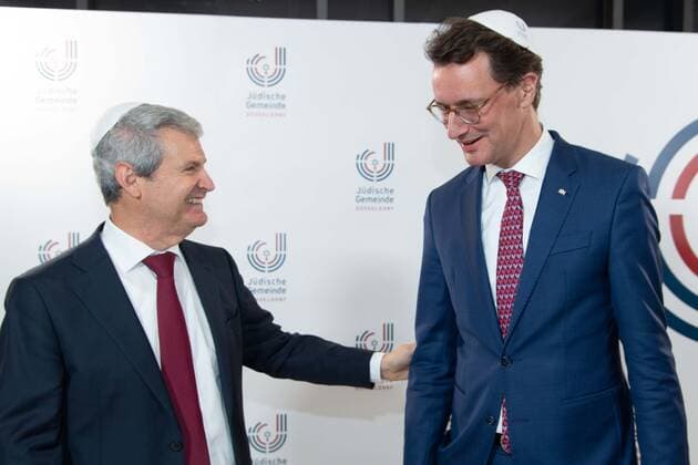 v.l. Dr. Oded HOROWITZ, Vorsitzender der juedischen Gemeinde Duesseldorf, Hendrik WUEST, Wüst, CDU, Ministerpraesident des Landes Nordrhein-Westfalen, Verleihung der Josef Neuberger-Medaille 2022 der juedischen Gemeinde Duesseldorf an Hans Joachim Watzke, 03.11.2022