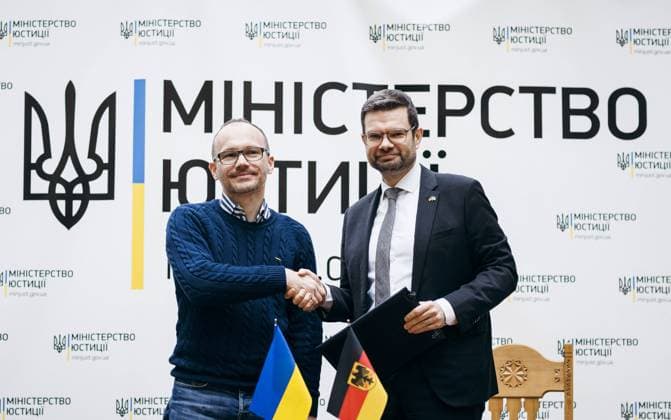 Ukraine-Krieg, Jahrestag der Invasion, Persönlichkeiten besuchen die Ukraine, Archivbilder News Themen der Woche KW44 News Bilder des Tages Marco Buschmann (FDP), Bundesminister der Justiz, und Denys Maljuska, Ukrainischer Justizminister, aufgenommen bei der gemeinsamen Unterzeichnung des DEU-UKR Arbeitsprogramms zur justiziellen Zusammenarbeit 2022 bis 2024 in Kiew. 04.11.2022. Kiew Ukraine *** Marco Buschmann FDP , Federal Minister of Justice, and Denys Maljuska, Ukrainian Minister of Justice, recorded at the joint signing of the DEU UKR work program on judicial cooperation 2022 to 2024 in Kiev 04 11 2022 Kiev Ukraine Copyright: xFelixxZahn photothek.netx