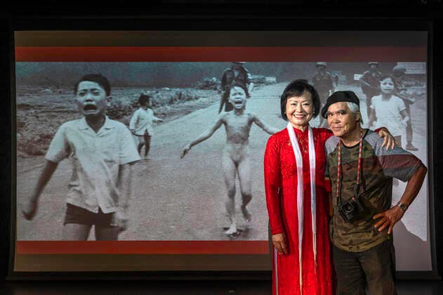 News Themen der Woche KW44 News Bilder des Tages November 4, 2022, At Sea, Vietnam: Kim Phuc, the main subject of Pulitzer Prize-winning photographer Nick UtÃ¢â‚¬â ¢s (right) napalm photo taken during the Vietnam War (projected on screen) after her presentation to a Gohagan & Company tour group on a cruise ship off the coast of Vietnam on November 4, 2022. At Sea Vietnam  - ZUMAh234 1018121127st Copyright: xMarkxEdwardxHarrisx