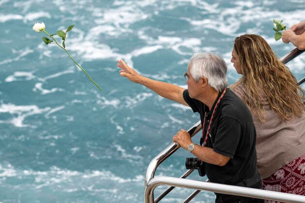 News Themen der Woche KW44 November 4, 2022, At Sea, Vietnam: Pulitzer Prize-winning photographer Nick Ut tosses a flower into the ocean off the coast of Vietnam during a memorial service on the decks of a Gohagan & Company cruise on November 4, 2022 for those who lost their lives during the Vietnam War. At Sea Vietnam  - ZUMAh234 1018121169st Copyright: xMarkxEdwardxHarrisx