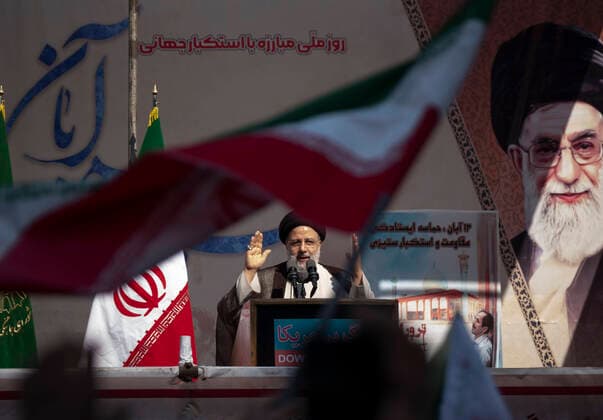 News Themen der Woche KW44 News Bilder des Tages Iranian President Ebrahim Raisi Iranian President Ebrahim Raisi gestures during a gathering out of the former U.S. embassy in Tehran to mark the anniversary of the seizure of the U.S. embassy, also known as the student s day or national day against global arrogance, November 4, 2022. Tehran Tehran Iran  Copyright: xMortezaxNikoubazlx originalFilename: nikoubazl-iranianp221104_npIbX.jpg