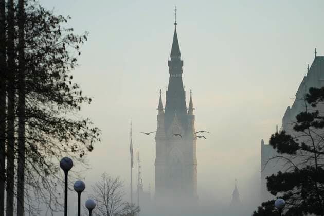 News Themen der Woche KW44 News Bilder des Tages November 4, 2022, Ottawa, ON, CAN: Canada geese fly towards the West Block tower as fog fills Parliament Hill in Ottawa, on Friday, Nov 4, 2022. Ottawa CAN  - ZUMAc35_ 20221104_zaf_c35_018 Copyright: xSeanxKilpatrickx