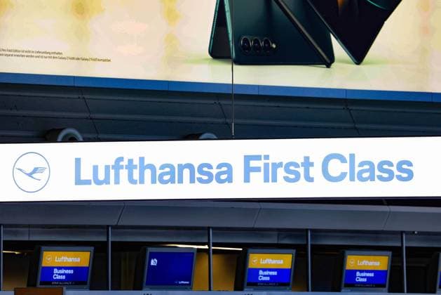 Frankfurt, Deutschland 25. Oktober 2022: Schriftzug der Lufthansa am Flughafen Frankfurt am Main in blauer Schriftfarbe mit der Aufschrift Lufthansa First Class. Flughafen Frankfurt Hessen *** Frankfurt, Germany 25 October 2022 Lufthansa lettering at Frankfurt Airport in blue lettering color with the inscription Lufthansa First Class Frankfurt Hesse Airport. Copyright: xFotostandx xFreitagx