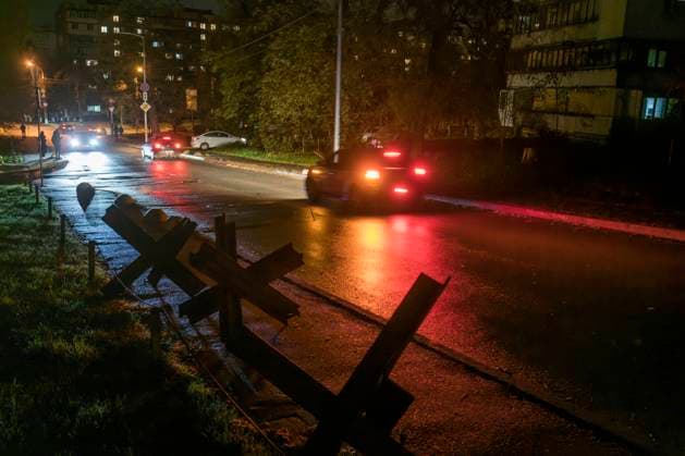 Russian Missile Attack On Ukrainian Power Infrastructure Cars drive on a dark street during a blackout after a Russian missile attack on Ukrainian power infrastructure in Kyiv, Ukraine, November 03, 2022 Kyiv Ukraine  Copyright: xMaxymxMarusenkox originalFilename: musienko-notitle221103_npixO.jpg