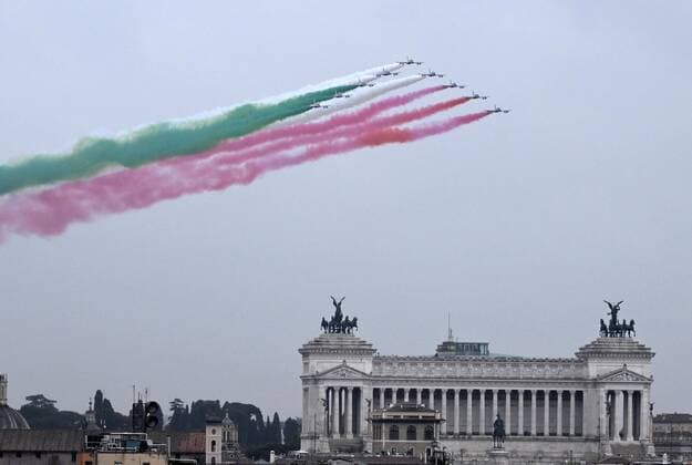 News Themen der Woche KW44 News Bilder des Tages (221104) -- ROME, Nov. 4, 2022 -- The Italian aerobatic squad Frecce Tricolori performs during a ceremony marking Italy s National Unity and Armed Forces Day in Rome, Italy, Nov. 4, 2022. (Photo by Xinhua) ITALY-ROME-NATIONAL UNITY AND ARMED FORCES DAY-CELEBRATION AlbertoxLingria 