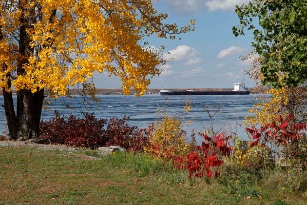 Herbstfarben, Sankt-Lorenz-Strom, Provinz Quebec, Kanada, Nordamerika Copyright: imageBROKER/GuentherxSchwermer iblgsc08753687.jpg