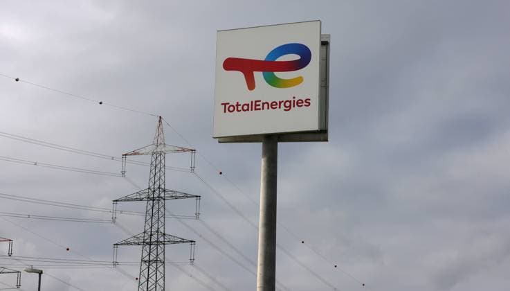 04.11.2022, Deutschland, NRW, Energie, Multi-Energie-Unternehmen, TOTAL ENERGIES, TotalEnergies Firmenschild, Logo, Tankstellen, Schmierstoffe, dahinter Strommast NRW Deutschland *** 04 11 2022, Germany, NRW, energy, multi energy company, TOTAL ENERGIES, TotalEnergies company sign, logo, gas stations, lubricants, behind it electricity pylon NRW Germany Copyright: xRalfxIbing SnowfieldxPhotographyx SF041122TotalR02