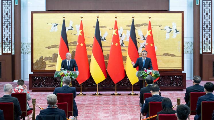 News Themen der Woche KW44 News Bilder des Tages (221104) -- BEIJING, Nov. 4, 2022 -- Chinese Premier Li Keqiang and German Chancellor Olaf Scholz, who is on an official visit to China, jointly meet the press after their talks at the Great Hall of the People in Beijing, capital of China, Nov. 4, 2022. ) CHINA-BEIJING-LI KEQIANG-GERMANY-OLAF SCHOLZ-TALKS (CN) ZhaixJianlan 