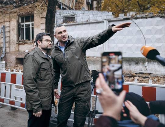 Ukraine-Krieg, Jahrestag der Invasion, Persönlichkeiten besuchen die Ukraine, Archivbilder News Themen der Woche KW44 News Bilder des Tages Marco Buschmann (FDP), Bundesminister der Justiz, aufgenommen zusammen mit Witali Klitschko, Kiewer Buergermeister, bei Besichtigung der Kriegsschaeden in Kiew. 04.11.2022. Kiew Ukraine *** Marco Buschmann FDP , Federal Minister of Justice, photographed together with Vitaly Klitschko, Mayor of Kiev, visiting the war damage in Kiev 04 11 2022 Kiev Ukraine Copyright: xFelixxZahn photothek.netx