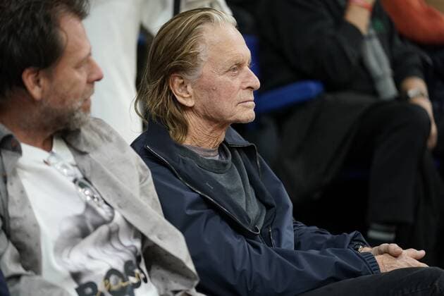 Michael Douglas besucht Basketballspiel in Paris l acteur Michael Douglas assiste au match (Metropolitans 92) vs Limoges CELEBRITIES: Michael Douglas a Cerdan- Paris - 04 11 2022 JonathanRebboah Panoramic  PESRK24022012