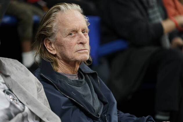 Michael Douglas besucht Basketballspiel in Paris l acteur Michael Douglas assiste au match (Metropolitans 92) vs Limoges CELEBRITIES: Michael Douglas a Cerdan- Paris - 04 11 2022 JonathanRebboah Panoramic  PESRK24022012