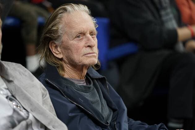 Entertainment Themen der Woche KW44 Entertainment Bilder des Tages Michael Douglas besucht Basketballspiel in Paris l acteur Michael Douglas assiste au match (Metropolitans 92) vs Limoges CELEBRITIES: Michael Douglas a Cerdan- Paris - 04 11 2022 JonathanRebboah Panoramic  PESRK24022012