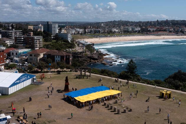 News Themen der Woche KW44 News Bilder des Tages UKRAINIAN FLAG UNVEILING SCULPTURE BY THE SEA SYDNEY, A large Ukrainian flag is unfurled at Marks Park, near Bondi Beach in Sydney, Saturday, November 5, 2022. A giant Ukrainian flag has been unfurled at Sydney?s Bondi Beach in a gesture of international friendship solidarity for the people of Ukraine. ( NO ARCHIVING, EDITORIAL USE ONLY, NO USE IN BOOKS WITHOUT CONSENT SYDNEY NSW AUSTRALIA  Copyright: xSTEVENxSAPHOREx 20221105001726047003