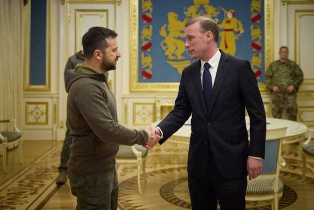 Ukraine-Krieg, Jahrestag der Invasion, Persönlichkeiten besuchen die Ukraine, Archivbilder News Themen der Woche KW44 News Bilder des Tages Ukrainian President Volodymyr Zelenskyy (L) meets with the White House National Security Advisor Jake Sullivan in Kyiv, Ukraine, Friday, November, 4, 2022. National Security Advisor Jake Sullivan who met with Ukrainian President Volodymyr Zelenskyy, Head of the Office of the President Andriy Yermak and Minister of Defense Reznikov, in Kyiv on Friday announced that an additional $400 million security assistance package, which includes refurbished T-72 tanks, unmanned aerial vehicles, and the refurbishment of HAWK surface to air missiles for eventual transfer to Ukraine, White House said in a statement. 1 UK2022110401 UkrainianxPresidentxPressxOffice
