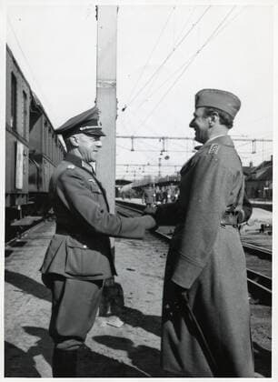 RECORD DATE NOT STATED A German and a Swedish commander greet each other when a German healthcare train passes Hallsberg during the Second World War. Copyright: xpiemagsx swrailpie25102022-41777 !ACHTUNG AUFNAHMEDATUM GESCHÄTZT!