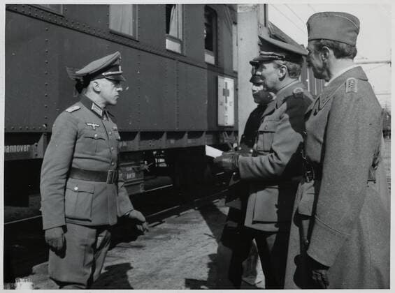 RECORD DATE NOT STATED Two Swedish military commanders and a Swedish police talk with a German commander in connection with a German healthcare train passing Hallsberg during the Second World War. Copyright: xpiemagsx swrailpie25102022-41782 !ACHTUNG AUFNAHMEDATUM GESCHÄTZT!