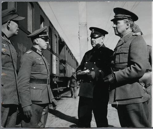 RECORD DATE NOT STATED Superintendent Linell and Swedish military in conversations with German military. This is in connection with a German healthcare train passing Hallsberg during the Second World War. Copyright: xpiemagsx swrailpie25102022-41789 !ACHTUNG AUFNAHMEDATUM GESCHÄTZT!