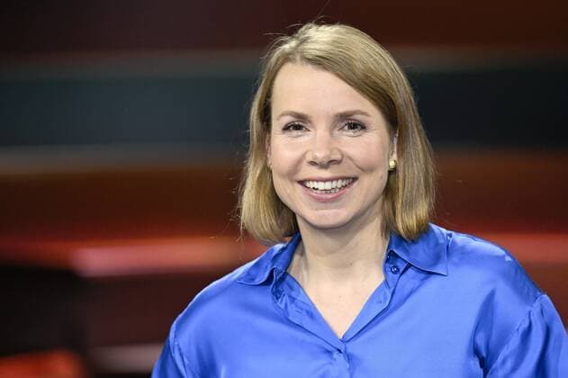 Helene Bubrowski (Journalistin) 11 22 her Helene Bubrowski am 3. November 2022 in Markus Lanz , ZDF (Aufz. vom 2.11) TV Fernsehen Talkshow Talk Show Deutschlan??d ?deutsch deutsche Frau Journalismus Juristin german female journalist journalism quer Porträt lächelnd *** Helene Bubrowski journalist 11 22 her Helene Bubrowski on 3 November 2022 in Markus Lanz , ZDF Aufz vom 2 11 TV Fernsehen Talkshow Talk Show Deutschlan d deutsch deutsche Frau Journalismus Juristin german female journalist journalism t.s. portrait smiling