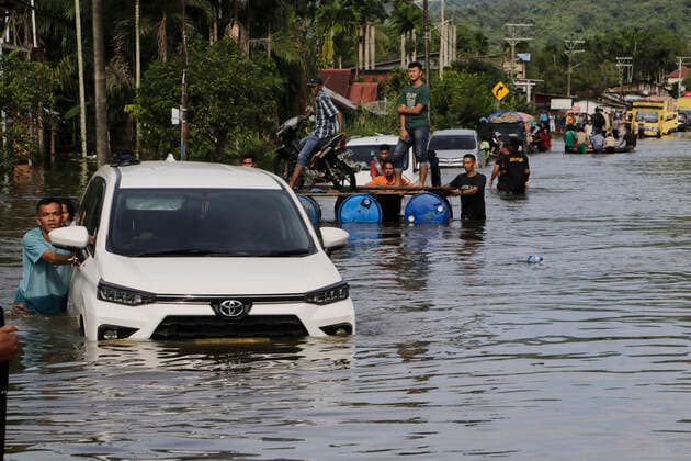 News Themen der Woche KW44 News Bilder des Tages (221105) -- ACEH, Nov. 5, 2022 -- People push their vehicles through flood water on the road after heavy rain in Aceh Selatan district, Aceh Province, Indonesia, Nov. 5, 2022. (Photo by Xinhua) INDONESIA-ACEH-FLOOD JunaidixHanafiah 