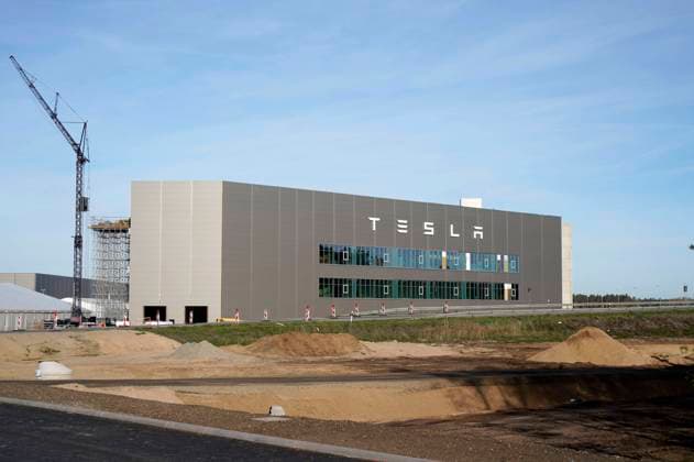 Nach Verzögerung wegen umweltrechtlicher Genehmigungsverfahren ist die Auto-Produktion von Tesla in der Gigafactory 4 jetzt mit voller Betriebsgenehmigung gestartet. Laut jüngsten Produktionszahlen verlassen inzwischen pro Woche 2.000 Autos das Werk. Obwohl ursprünglich für 2022 eine Wochenproduktion von 5.000 Fahrzeugen geplant war, sind die derzeitigen Produktionszahlen als gut einzuschätzen, da jedes hierzulande gebaute Auto den Druck vermindert, mit Tesla-Modellen aus China oder den USA die Bedürfnisse des europäischen Marktes zu decken. Auch für den Bau der Batteriefabrik sind sämtliche Genehmigungen erteilt. Die US-Zeitung Wall Street Journal hatte vor kurzem unter Berufung auf Insider berichtet, Elon Musks Unternehmen habe d Foto:xT.xBartillax xFuturexImage