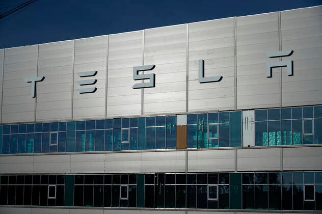 Nach Verzögerung wegen umweltrechtlicher Genehmigungsverfahren ist die Auto-Produktion von Tesla in der Gigafactory 4 jetzt mit voller Betriebsgenehmigung gestartet. Laut jüngsten Produktionszahlen verlassen inzwischen pro Woche 2.000 Autos das Werk. Obwohl ursprünglich für 2022 eine Wochenproduktion von 5.000 Fahrzeugen geplant war, sind die derzeitigen Produktionszahlen als gut einzuschätzen, da jedes hierzulande gebaute Auto den Druck vermindert, mit Tesla-Modellen aus China oder den USA die Bedürfnisse des europäischen Marktes zu decken. Auch für den Bau der Batteriefabrik sind sämtliche Genehmigungen erteilt. Die US-Zeitung Wall Street Journal hatte vor kurzem unter Berufung auf Insider berichtet, Elon Musks Unternehmen habe d Foto:xT.xBartillax xFuturexImage